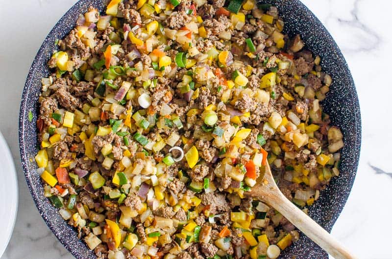 Carne tritata coreana in una padella con un cucchiaio