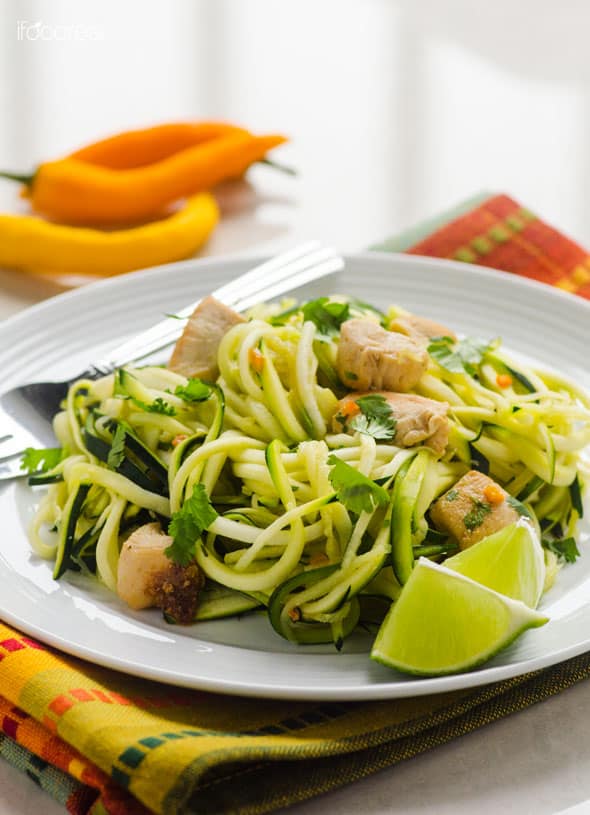 Gli spaghetti alle zucchine con pollo, coriandolo e lime sono una deliziosa cena sana di 20 minuti, senza glutine. Se non si dispone di uno spirizer, basta tagliare le zucchine.