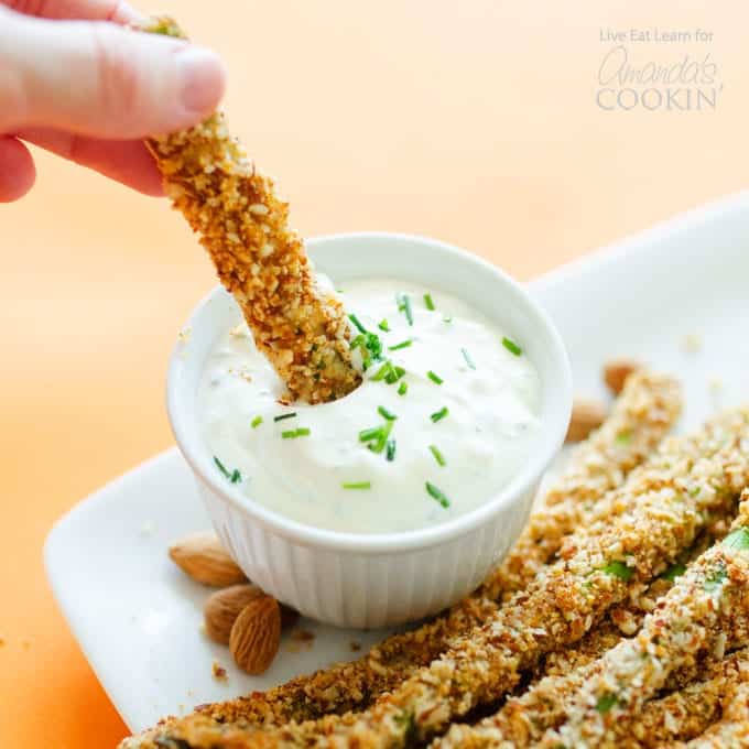  Queste fritture di asparagi vengono impanate con briciole di parmigiano e mandorle e cotte per alcuni minuti per renderle croccanti all'esterno e tenere all'interno.
