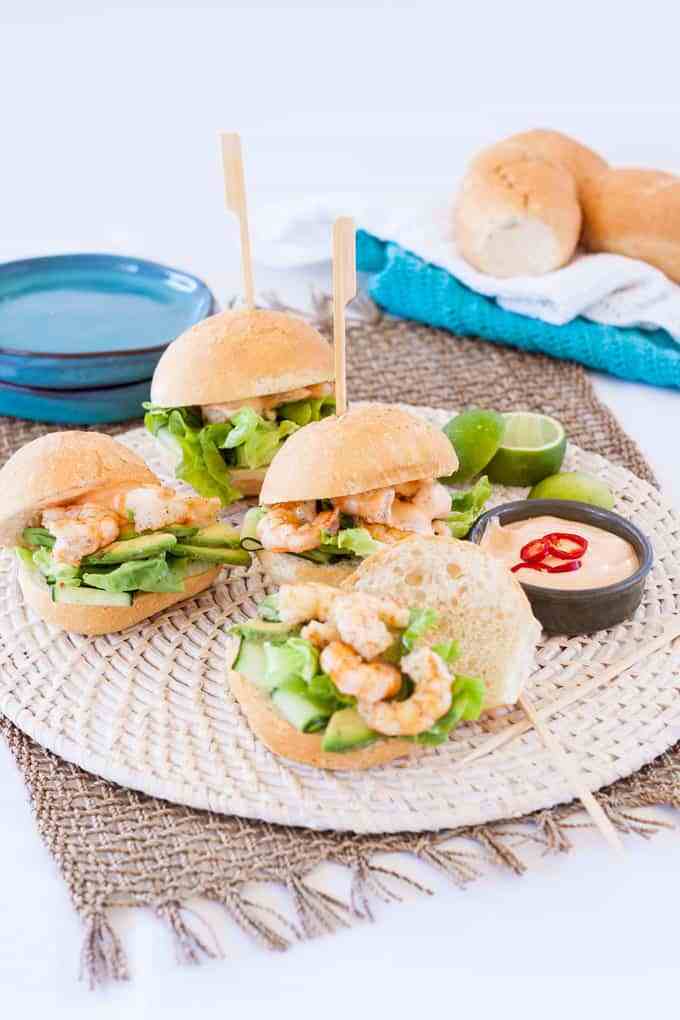 I cursori di gamberi Maionese Sriracha sono il cibo perfetto per le feste. Gamberi alla griglia e leggermente conditi riempiono questi piccoli panini, conditi con una maionese piccante. #prawnrolls #sliders