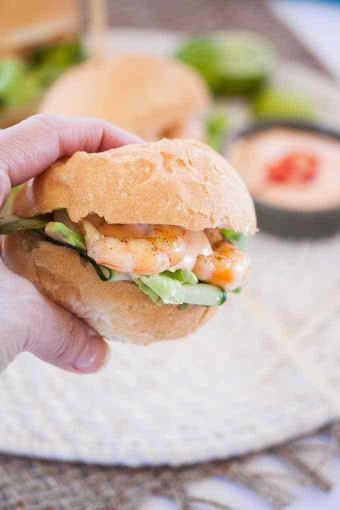 I cursori di gamberi Maionese Sriracha sono il cibo perfetto per le feste. Gamberi alla griglia e leggermente conditi riempiono questi panini, conditi con una maionese piccante. #prawnrolls #sliders