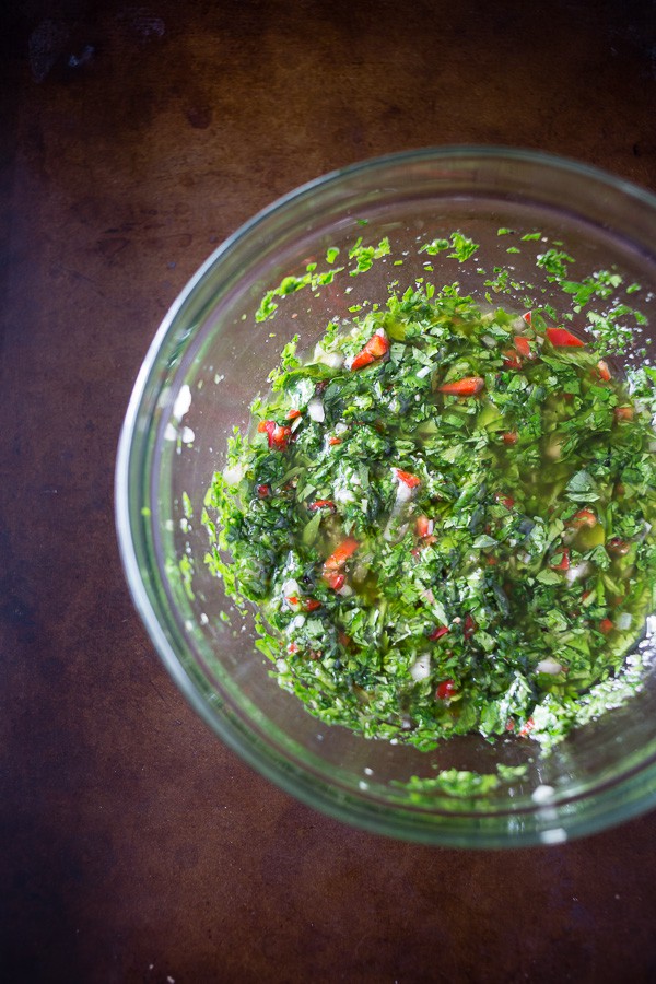 Questo pollo chimichurri croccante è la cena perfetta nei giorni feriali. Pronto in circa 30 minuti e pieno di sapore. 