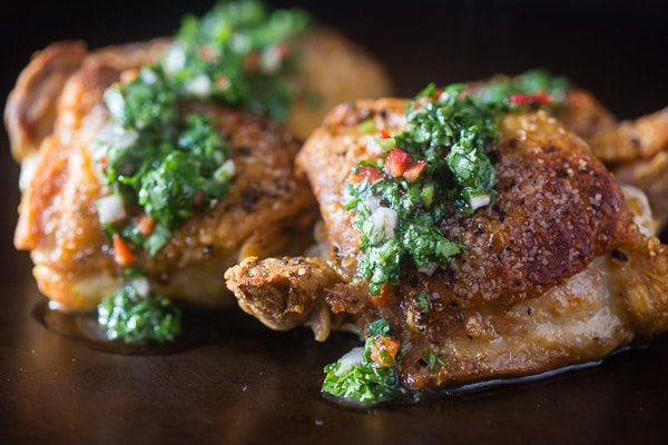 Questo pollo chimichurri croccante è la cena perfetta nei giorni feriali. 