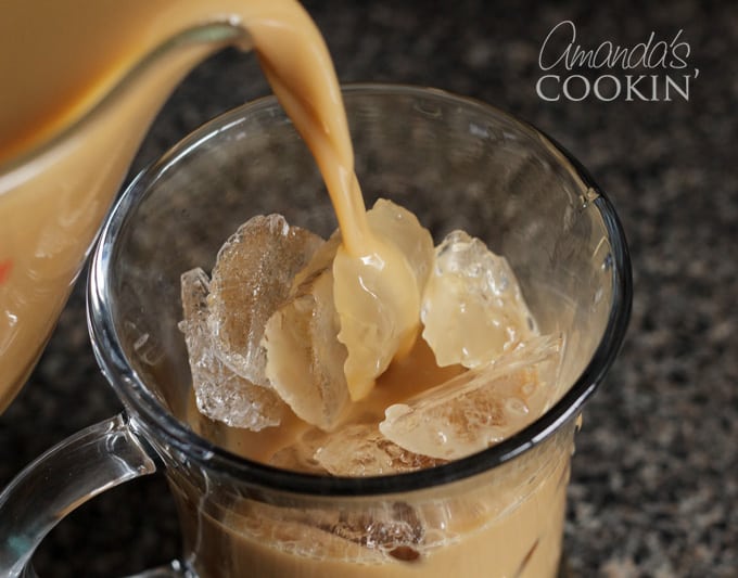 Vierte tu café helado sobre hielo