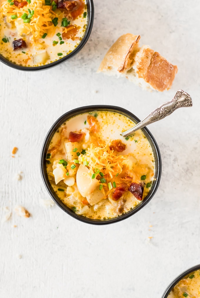  due scodelle di zuppa e un pezzo di pane