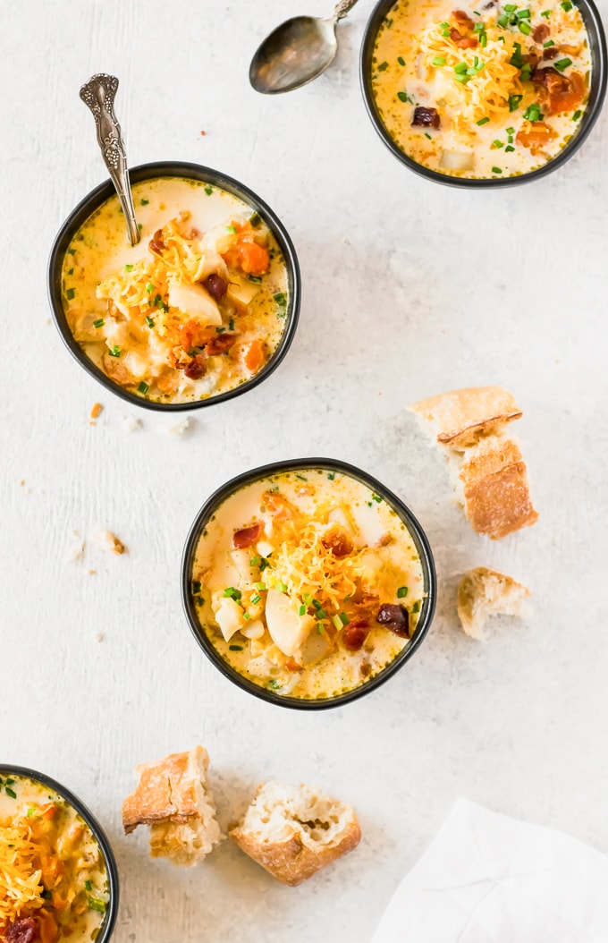  ciotole di zuppa di patate caricate viste dall'alto