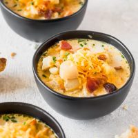 La zuppa di patate Crockpot è una sana zuppa di patate che adoriamo semplicemente. Questa ricetta di zuppa di patate semplifica le cose usando una pentola a cottura lenta! Impostalo e dimenticalo ... fino al momento di mangiare. Solo perché questa è una versione sana non significa che sia meno saporita della tua zuppa di patate e formaggio preferita. Zuppa di patate caricata di Crockpot per la vittoria!