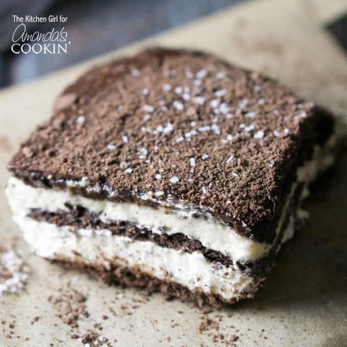 Questa torta al cioccolato Eclair non cotta è una torta setosa, decadente, cremosa e al cioccolato che si trasforma magicamente in tutti quegli aggettivi con il minimo sforzo.