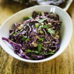 Super facile da preparare, Keto e insalata di cavolo chipotle a basso contenuto di carboidrati sono perfetti per l'insalata di cavolo per quando vuoi un po 'di sapore.