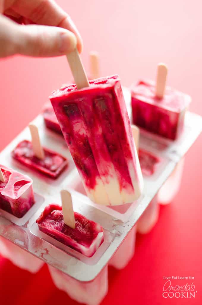 Questi ghiaccioli allo yogurt ciliegia sono un dessert divertente che tutti adoreranno.
