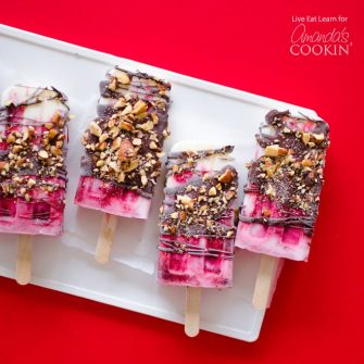 Questi ghiaccioli allo yogurt ciliegia sono un trattamento facile e salutare che sicuramente ti rinfrescherà quest'estate. Condita con cioccolato, come puoi sbagliare?