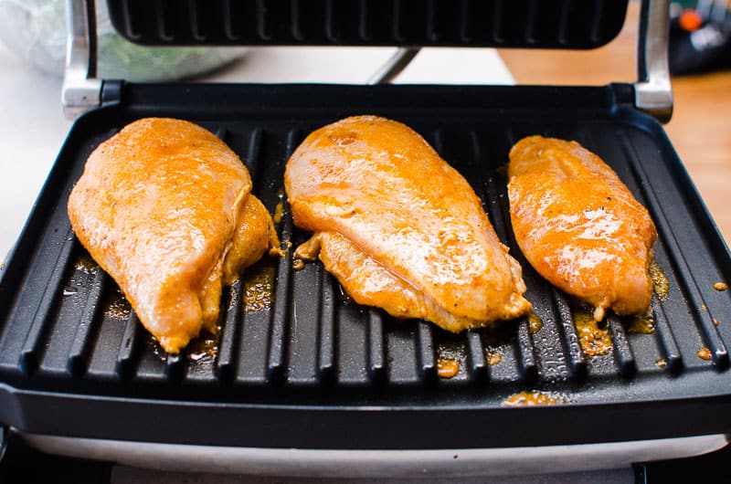 chili di pollo su una griglia