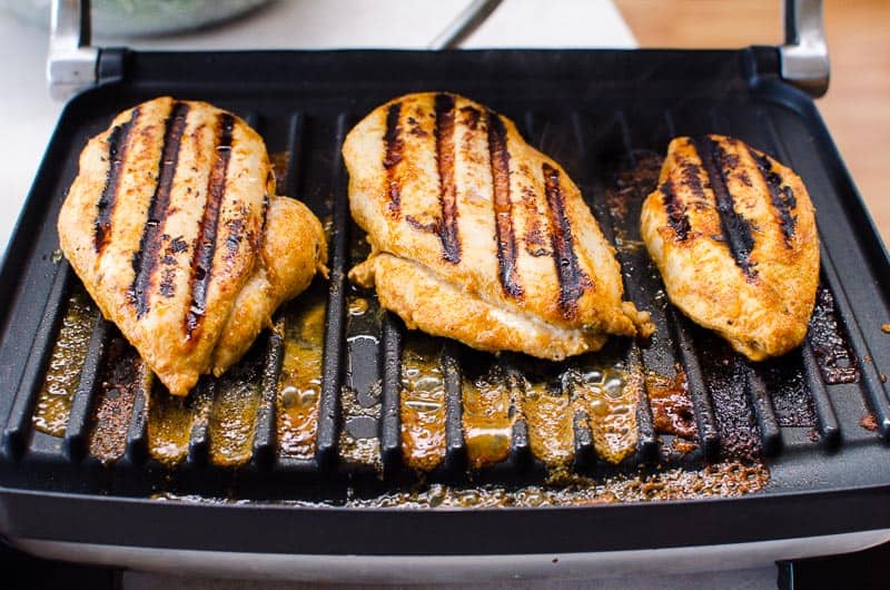 Pollo alla griglia con peperoncino e limone su una griglia interna