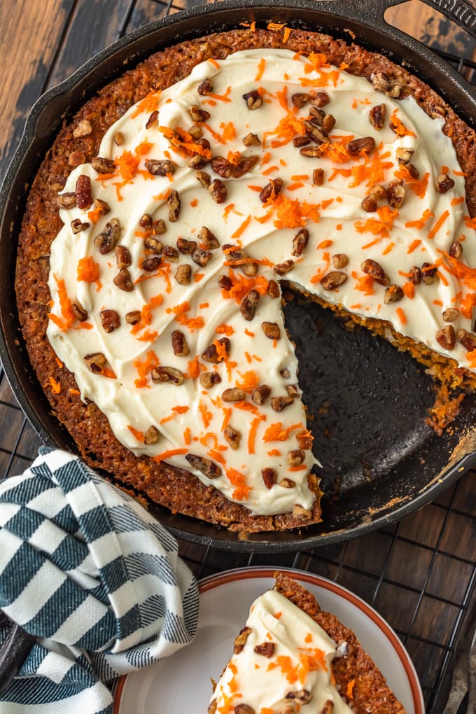 El Skillet Carrot Cake es la manera perfecta de preparar este delicioso postre sin horno. ¡Esta receta fácil de pastel de zanahoria con piña es tan húmeda, tan sabrosa y tan simple! Y lo estamos completando con el mejor glaseado de queso crema para pastel de zanahoria, ¡porque no estaría completo sin él! Pastel de zanahoria con piña en una sartén, con una rebanada sacada