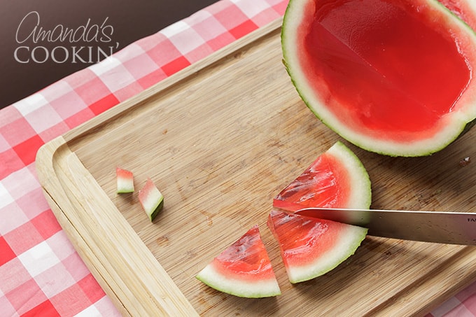 ¡Estos chupitos de gelatina de sandía son los favoritos de la fiesta! Los chupitos de gelatina son perfectos para llevar a barbacoas, comidas compartidas, campamentos o cualquier tipo de reunión. cortar rodajas de gelatina de sandía