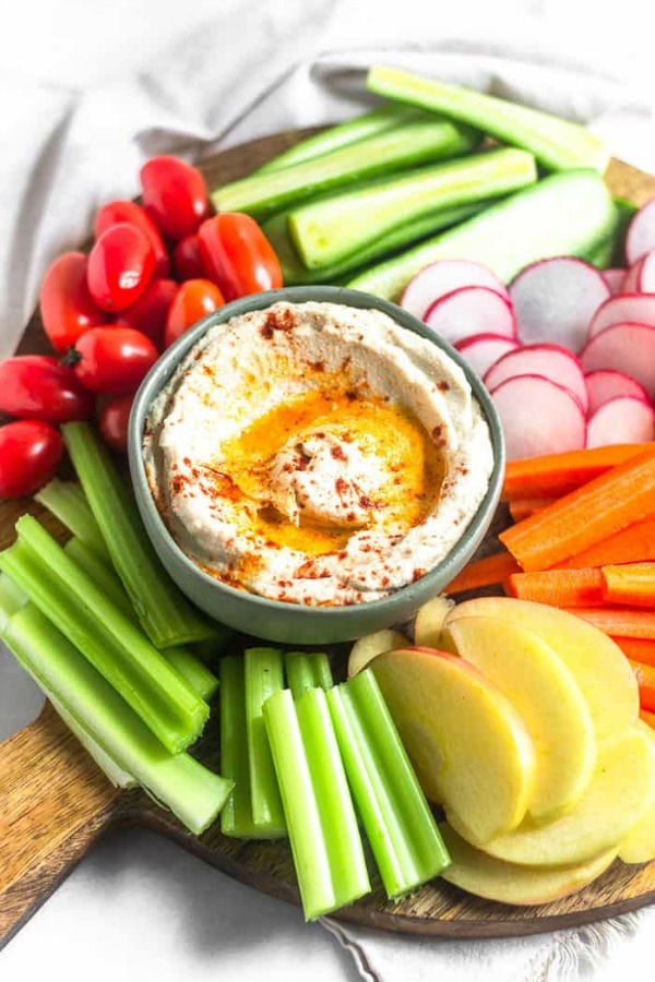 Hummus di cavolfiore Paleo con verdure fresche.