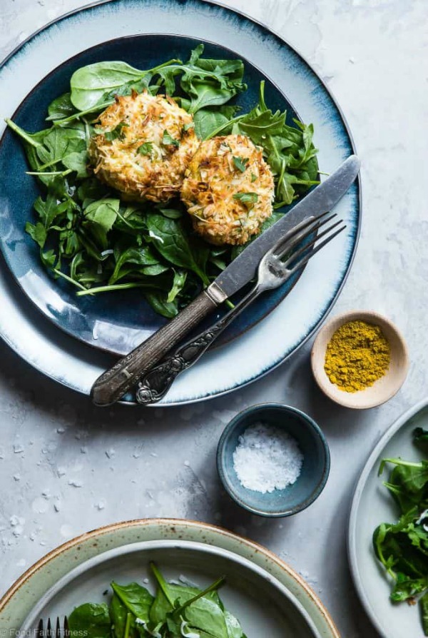 Dolci di salmone fritti aria sana su un piatto con verdure fresche