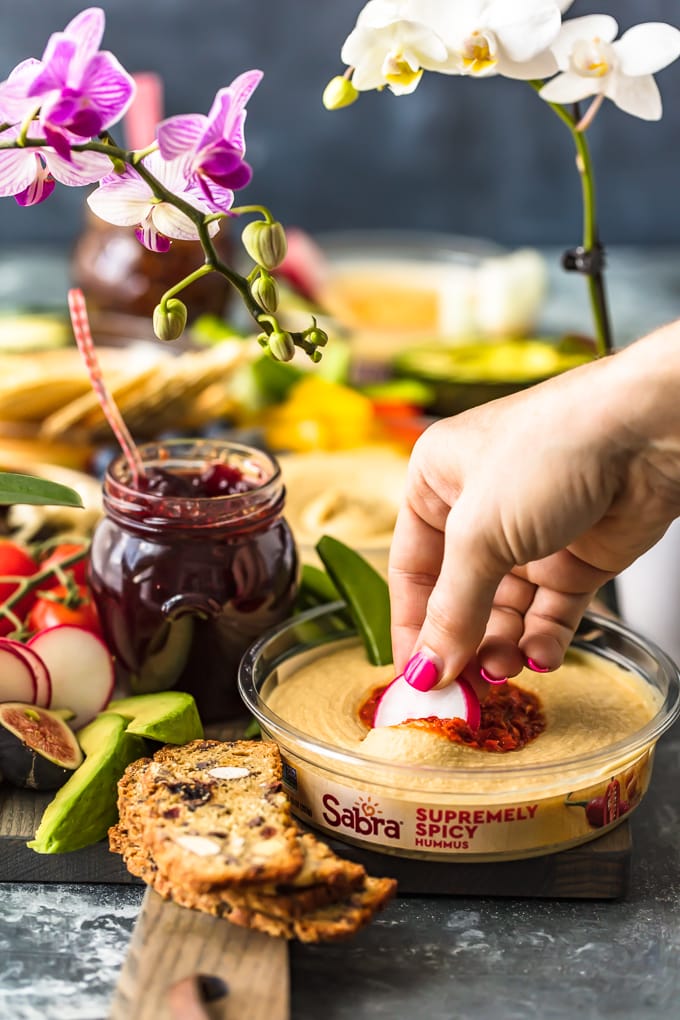L'ultimo hummus e la scheda vegetale sono più facili da mettere insieme di quanto pensi! Questa meravigliosa gamma di hummus, verdure estive e altro soddisferà sicuramente anche la folla più esigente ed è anche salutare! Tanto sapore su questa Hummus Board!