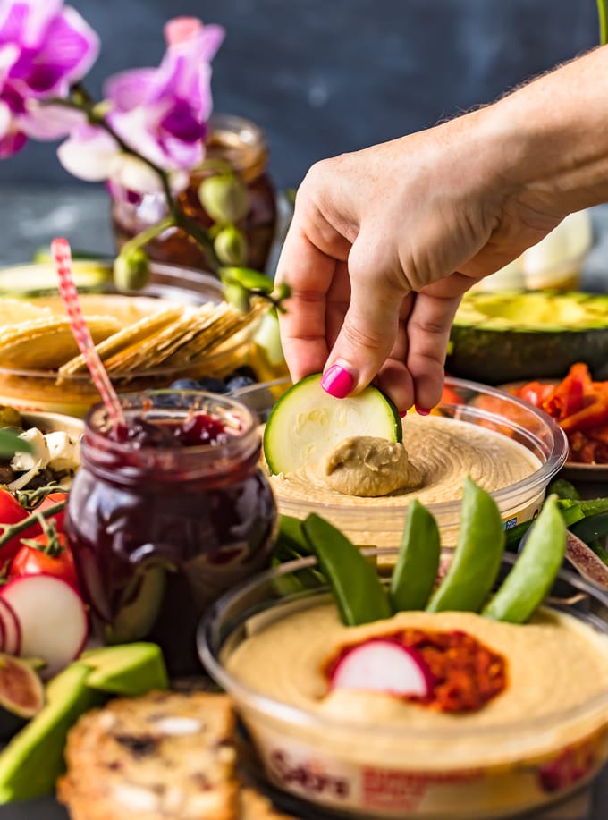 L'ultimo hummus e la scheda vegetale sono più facili da mettere insieme di quanto pensi! Questa meravigliosa gamma di hummus, verdure estive e altro soddisferà sicuramente anche la folla più esigente ed è anche salutare! Tanto sapore su questa Hummus Board!