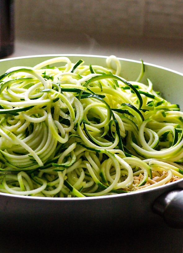 Pesto Chicken Zucchini Noodles - Una ricetta per la cena in padella con una scelta di proteine, mandorle tostate, pomodori d'uva e pesto di cavolo vegano.  | .com