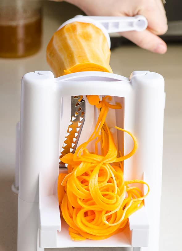 Butternut Butternut Squash Noodles Tex Mex è una ricetta vegetariana di 15 minuti a base di spaghetti di zucca con spirale, condimento per taco, salsa, mais e fagioli neri. I bambini adoreranno la cena della mamma. | .com
