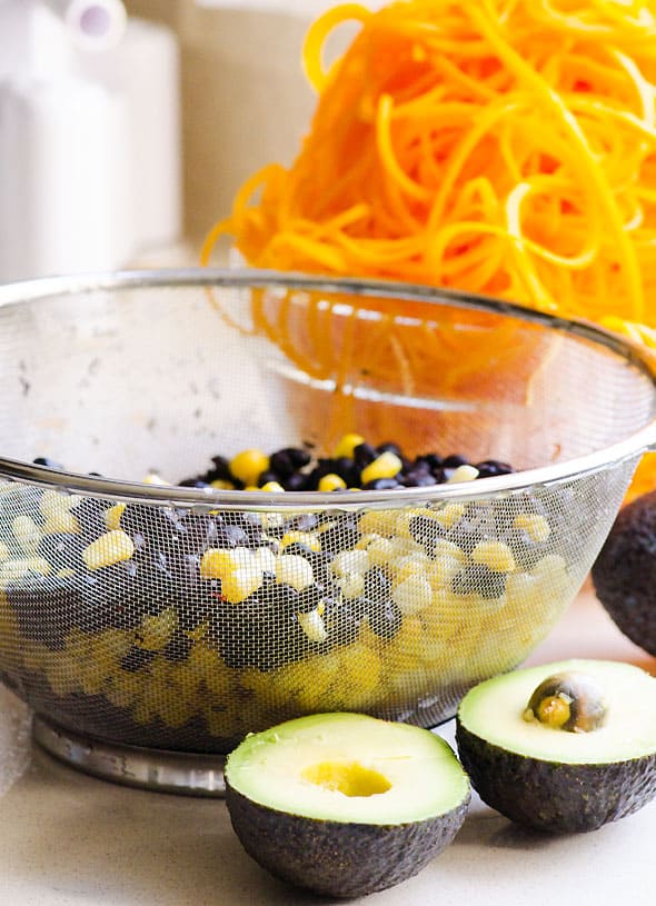 Butternut Butternut Squash Noodles Tex Mex è una ricetta vegetariana di 15 minuti a base di spaghetti di zucca con spirale, condimento per taco, salsa, mais e fagioli neri. I bambini adoreranno la cena della mamma. | .com