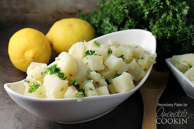 Questa deliziosa insalata di patate mediterranea è preparata con erbe fresche, olio d'oliva e limone. Porta i sapori del Mediterraneo al tuo prossimo picnic!
