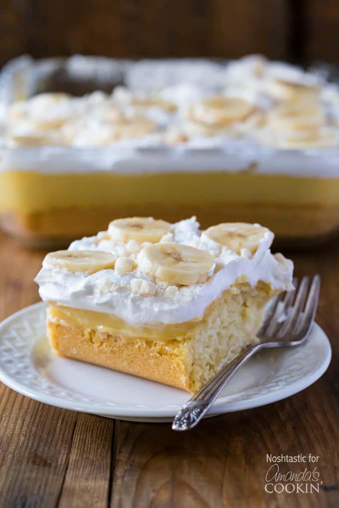 Questa deliziosa ricetta per la torta al budino alla banana è veloce, facile e perfetta per un pasto condiviso. Usa un mix di torte per questo bellissimo dessert!