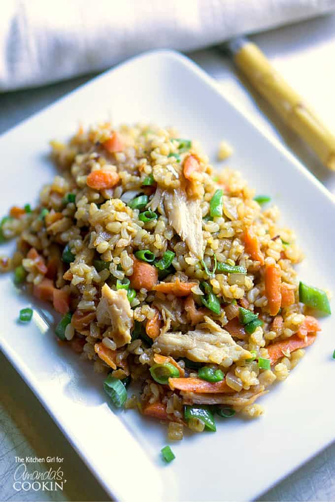 Questa veloce e deliziosa ricetta di pollo Teriyaki utilizza pollo arrosto per un pasto veloce nei giorni feriali. Perfetto per gli amanti del pollo e gli appassionati di cibo asiatico!