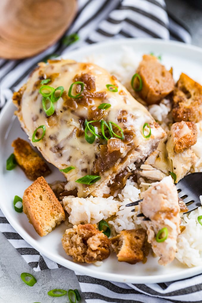 French Onion Chicken es una comida fácil de comer que encantará a toda la familia. Esta receta de pollo sartén sabe igual que su sopa favorita en forma de plato principal. Sopa de cebolla francesa El pollo es una pechuga de pollo con queso suizo, sopa de cebolla francesa, crotones y más queso. Pollo Cebolla francés