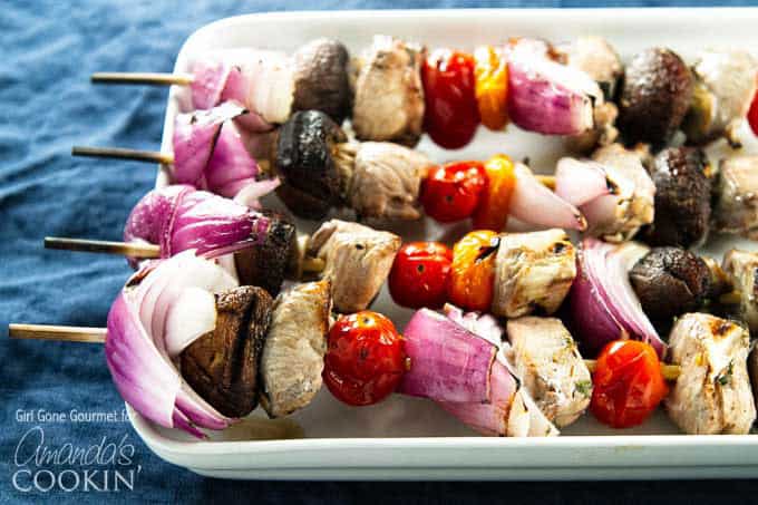 L'estate non sarebbe completa senza un pollo alla griglia marinato tenero e succoso e gustose verdure miste arrotolate su spiedini, spiedini di pollo perfetti.