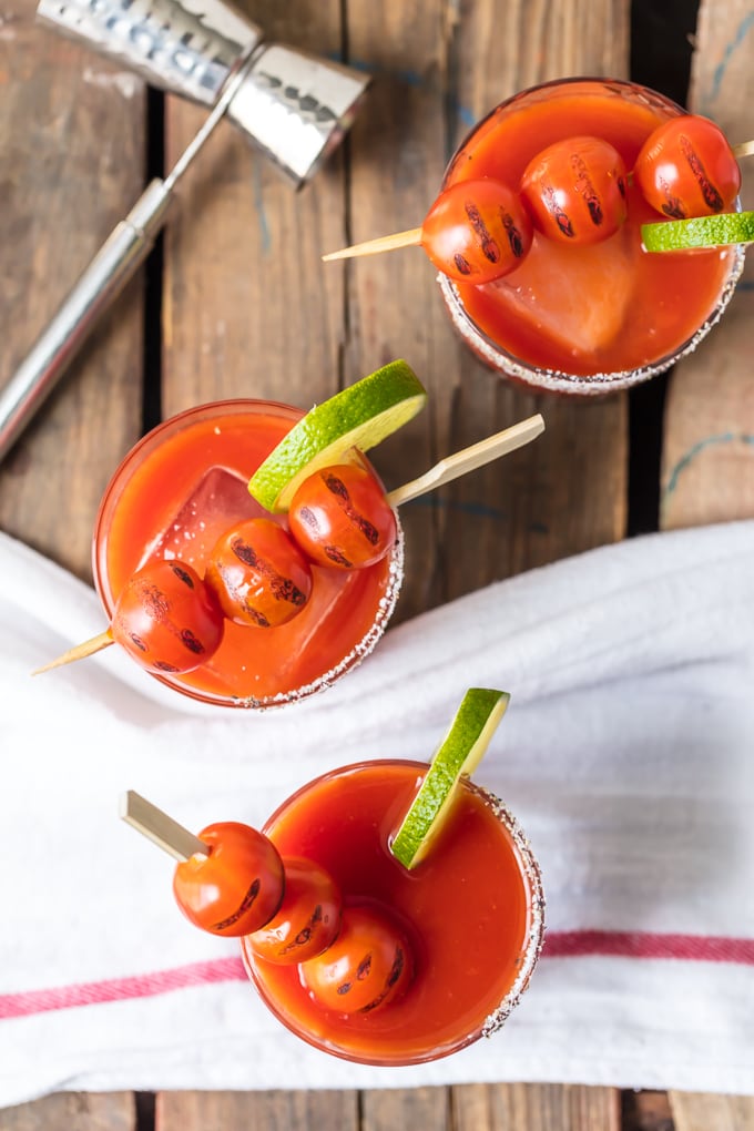 Margaritas de tomate asado con 3 tomates encima de cada vaso.