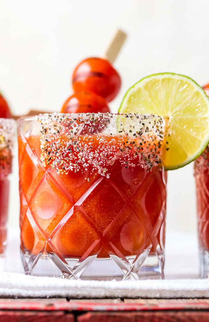 Un vaso de margarita de tomate con un borde salado