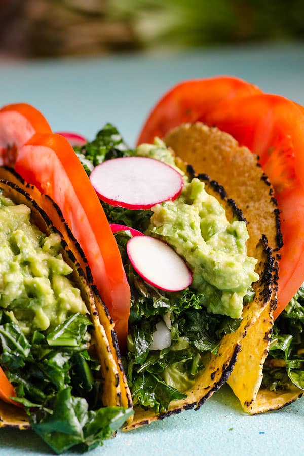 The Farmer's Market Kale Tacos sono pronti in 20 minuti. Ricetta taco vegano con cavolo, pomodoro e ravanelli. Aggiungi le verdure che piacciono ai tuoi bambini e adoreranno questi tacos! .Com