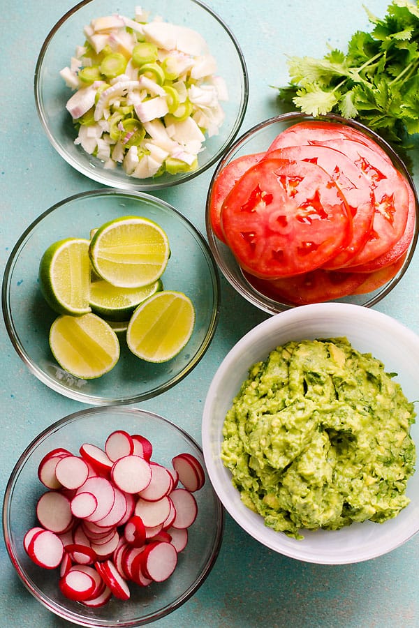 The Farmer's Market Kale Tacos sono pronti in 20 minuti. Ricetta taco vegano con cavolo, pomodoro e ravanelli. Aggiungi le verdure che piacciono ai tuoi bambini e adoreranno questi tacos! .Com