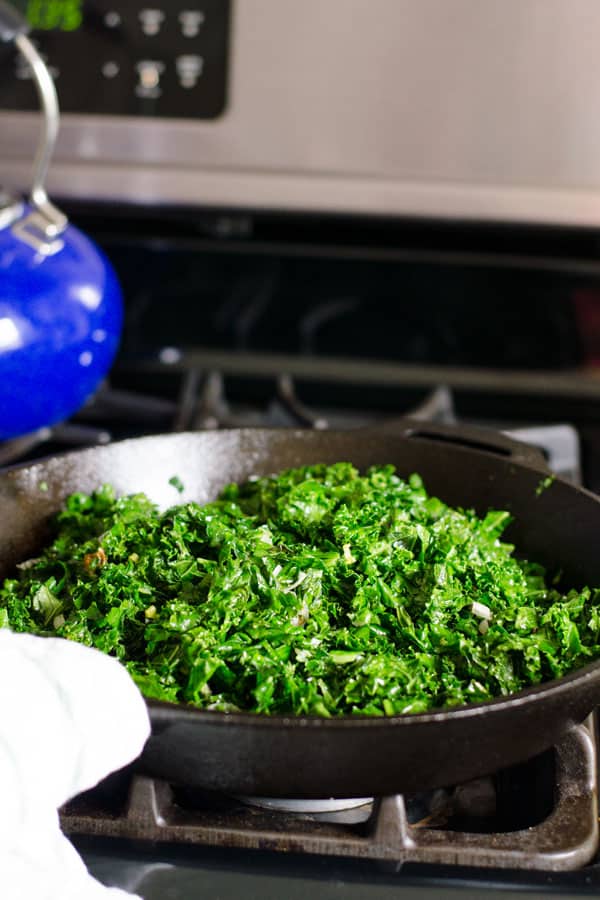 The Farmer's Market Kale Tacos sono pronti in 20 minuti. Ricetta taco vegano con cavolo, pomodoro e ravanelli. Aggiungi le verdure che piacciono ai tuoi bambini e adoreranno questi tacos! .Com