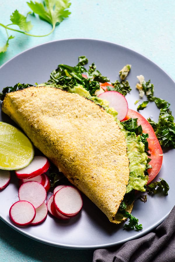 The Farmer's Market Kale Tacos sono pronti in 20 minuti. Ricetta taco vegano con cavolo, pomodoro e ravanelli. Aggiungi le verdure che piacciono ai tuoi bambini e adoreranno questi tacos! .Com