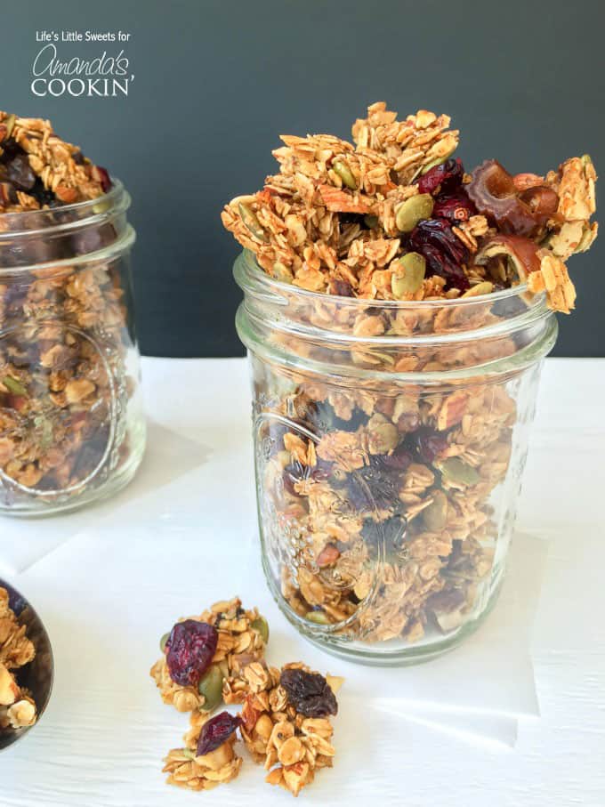 Questa ricetta di muesli fatta in casa è ricca di cannella, vaniglia calda, semi di zucca e mirtilli rossi ed è dolcificata naturalmente con sciroppo d'acero e miele.