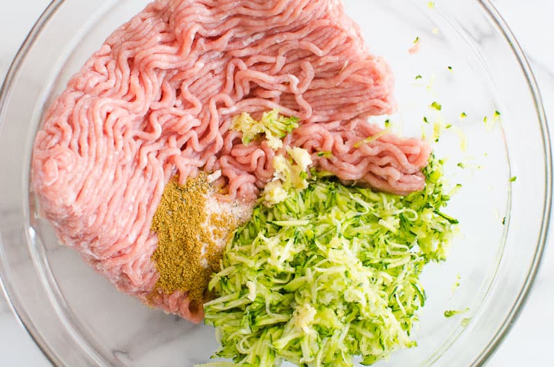 Ingredienti della ricetta sana dell'hamburger di tacchino in ciotola