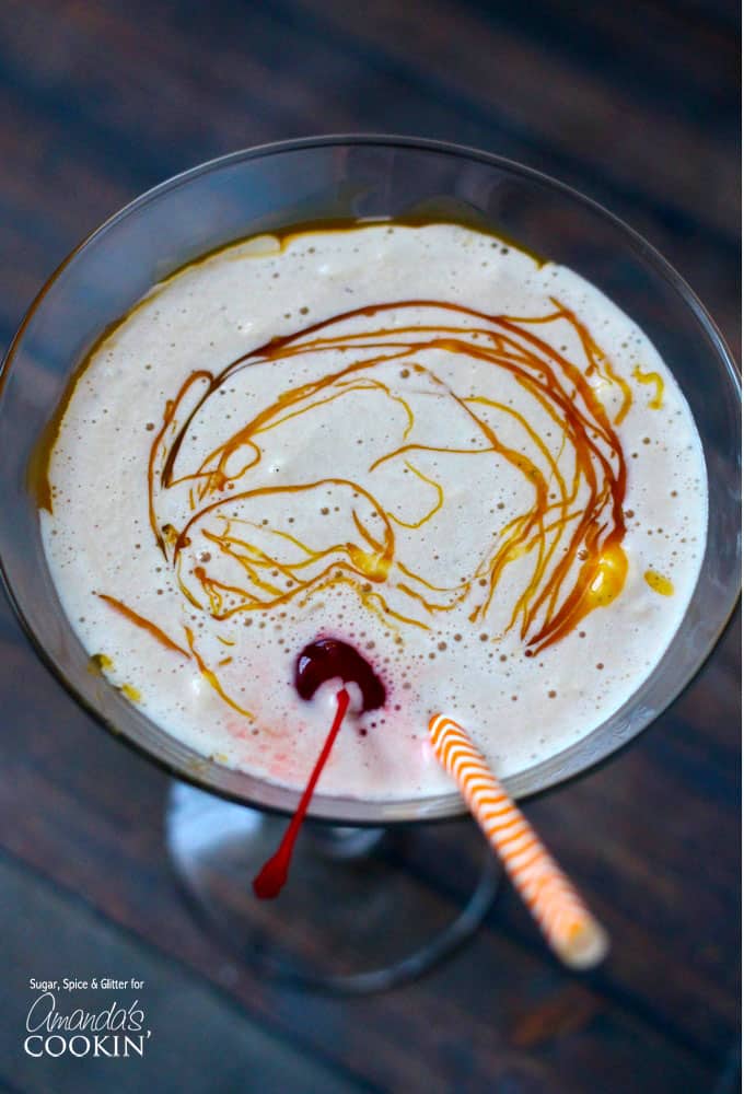 Questo cremoso cocktail di frullato al caramello è perfetto per una calda giornata estiva. Prepara diverse varietà sostituendo la Creme de Cacao o la vodka alla vaniglia.