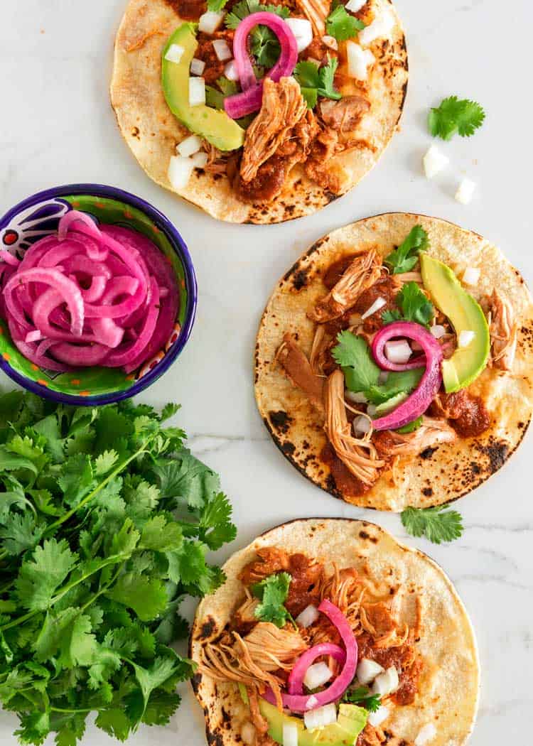 Colpo sopraelevato del pollo Tinga Tacos