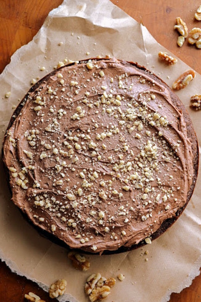 ricca torta di noci con cioccolato fondente