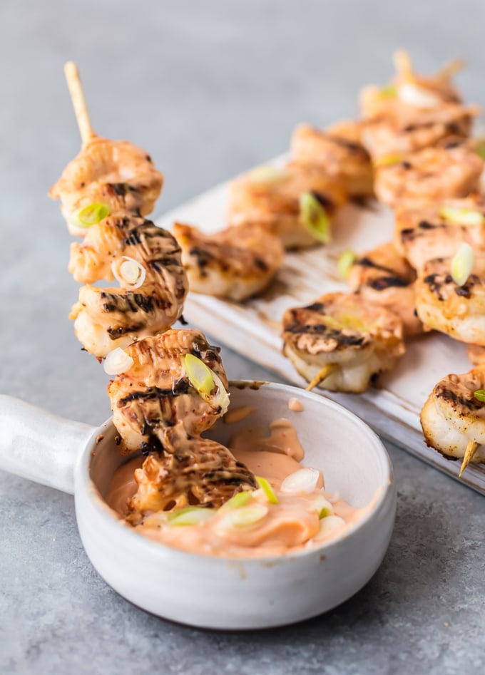 Camarones Bang Bang en brochetas con salsa Bang Bang delgada
