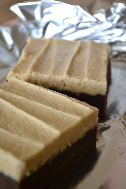 Torta brownie e burro di arachidi tagliati a quadrati