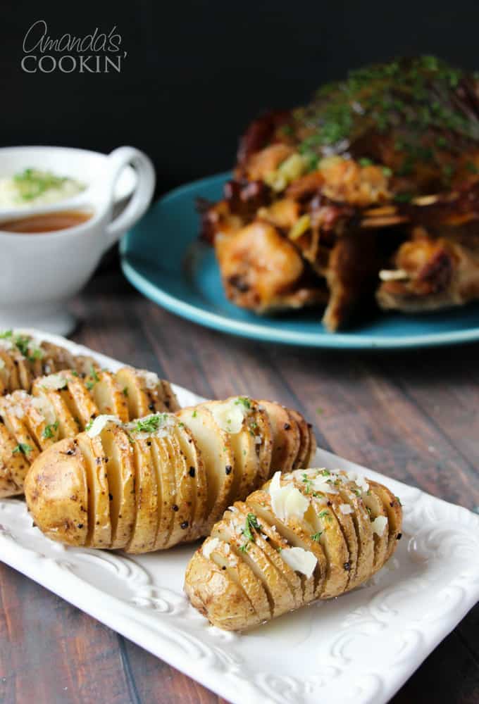 Scopri come preparare le patate Hasselback, la versione svedese di una patata al forno, direttamente nella tua cucina. La nostra ricetta di patate hasselback è sicuramente per favore!