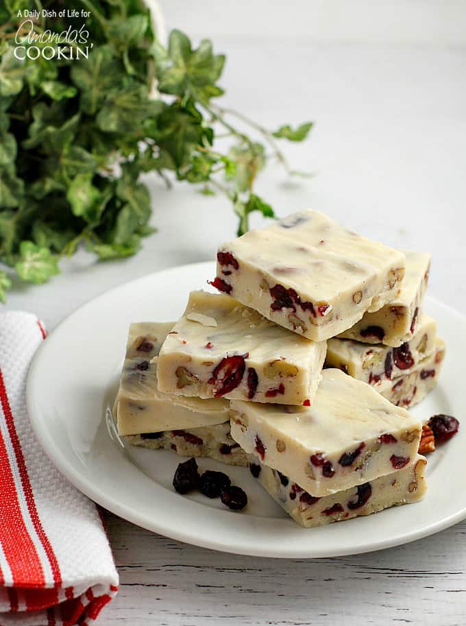 Questa caramella al cioccolato bianco ai mirtilli potrebbe essere il dessert più semplice che tu abbia mai fatto!