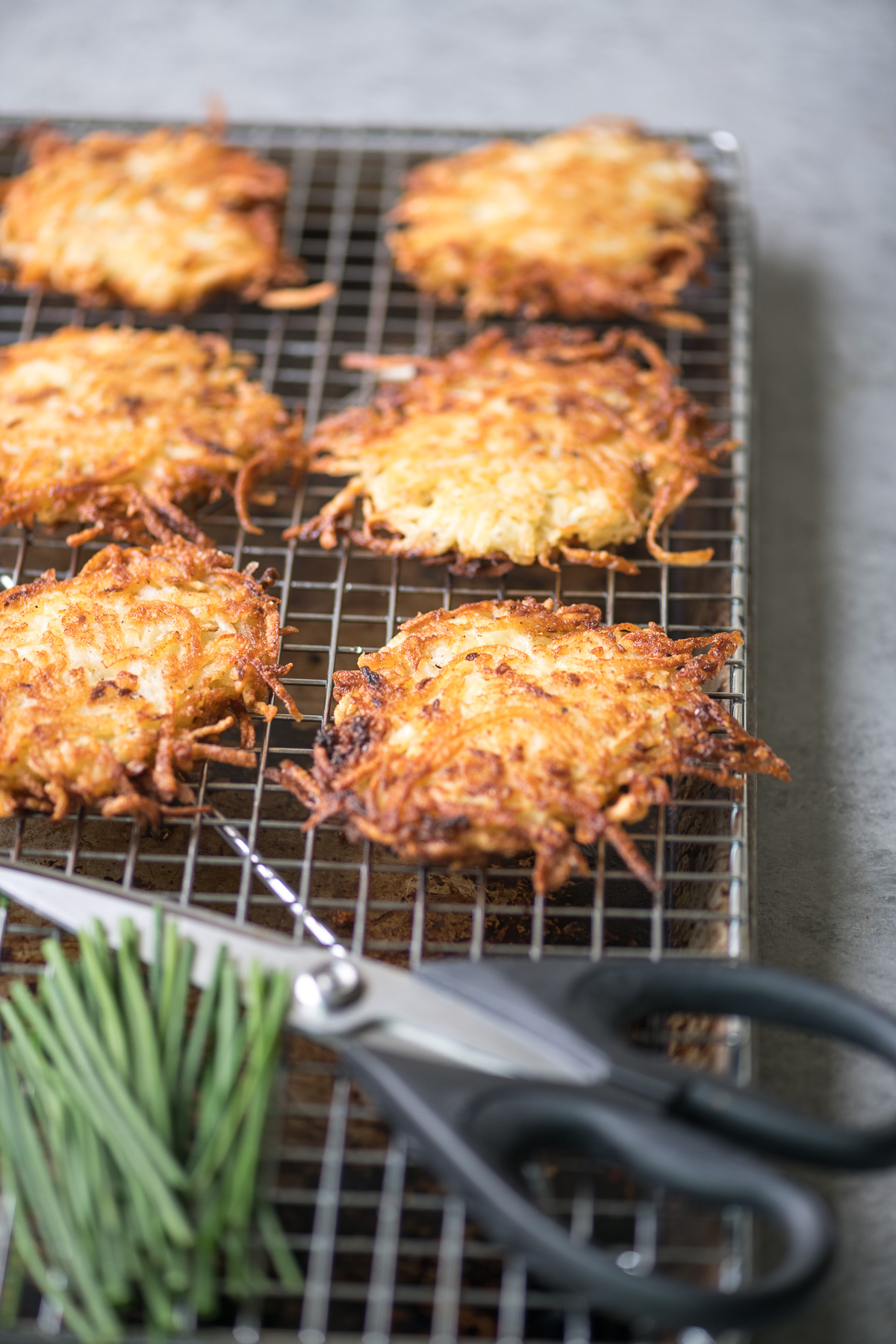 latkes su un rack per raffreddare