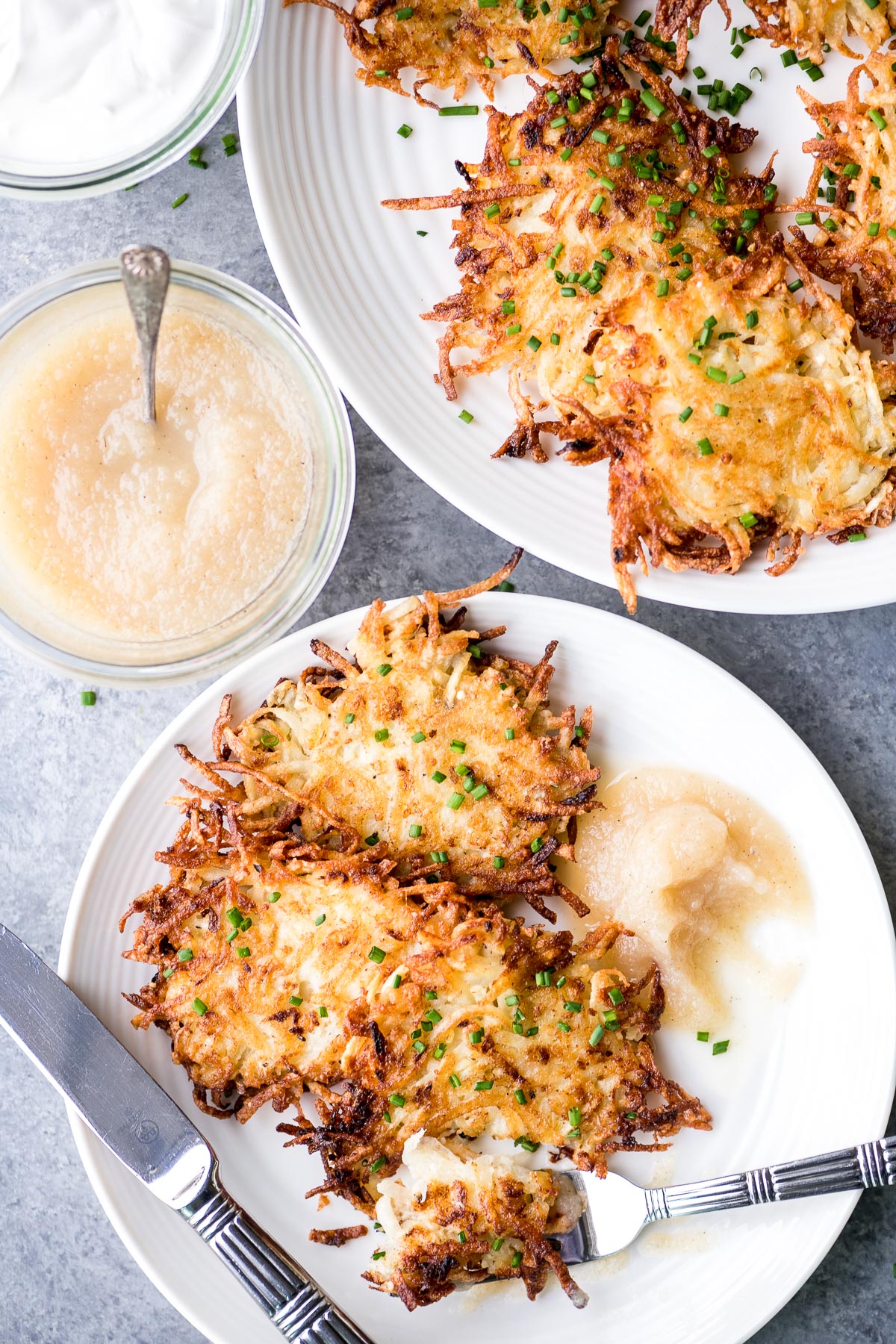 mangiare latkes freschi fatti in casa con salsa di mele al cardamomo