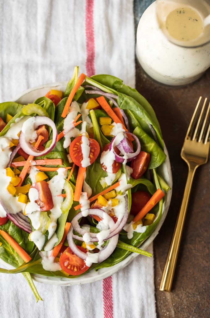 Una colorida ensalada de verduras y vegetales, rociada con aderezo ranch casero