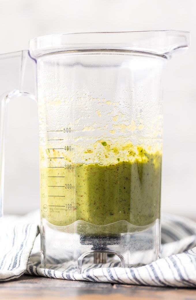 Salsa de pesto casera en una licuadora